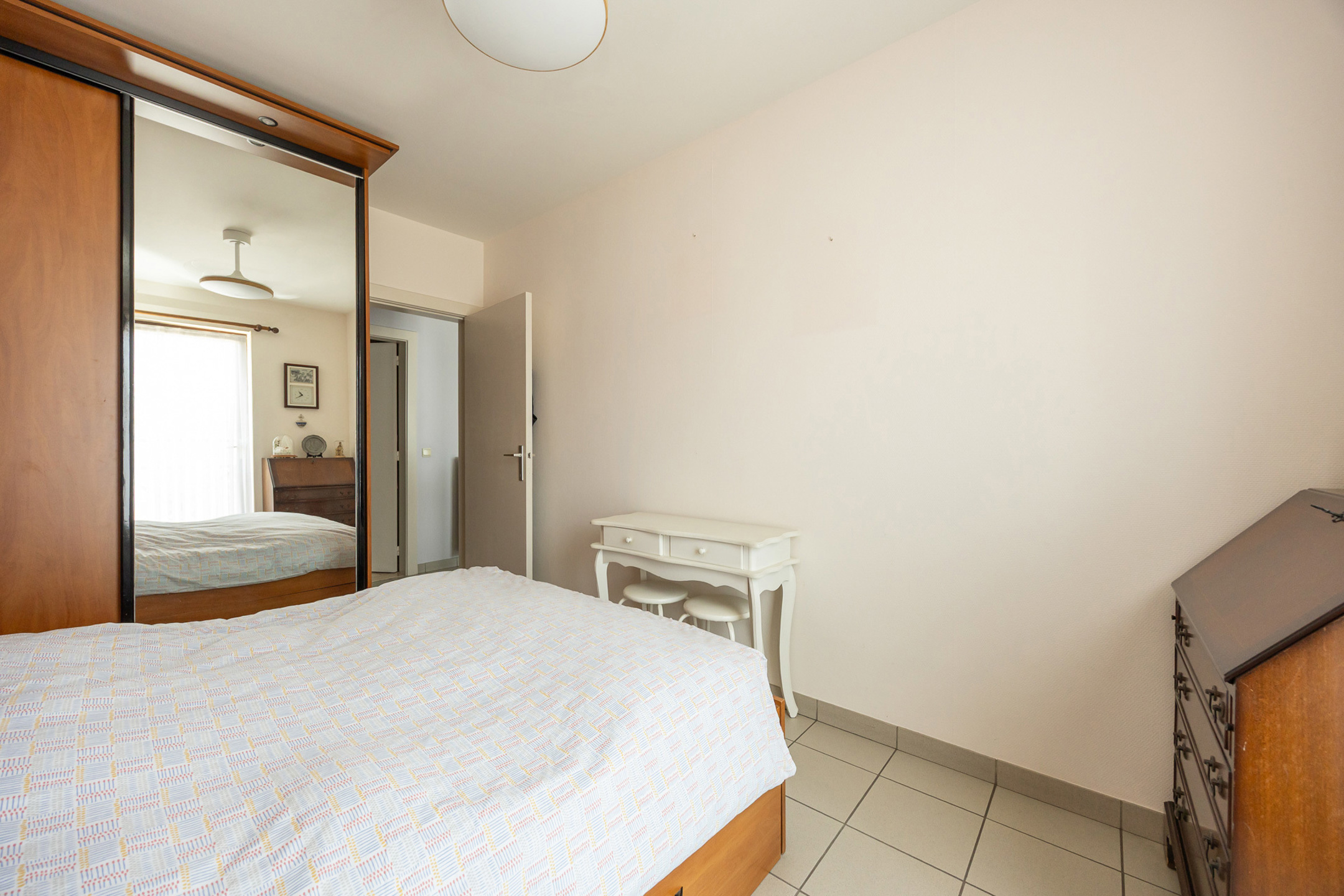 Slaapkamer met ingemaakte kast in appartement Patersstraat 161 bus 6 Turnhout